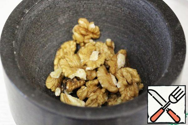 Chop the nuts and mix with the smoked paprika.
