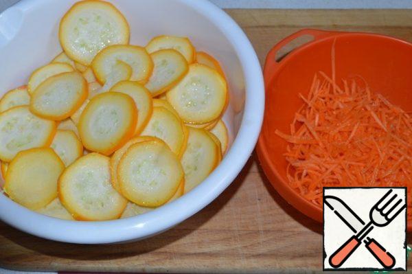 Cut the zucchini into thin circles and grate the carrots on a Korean carrot grater.
Put the vegetables in different bowls.
In zucchini pour 1 tsp (without top) of salt, to carrots-2-3 pinches.
Leave for 30 minutes.