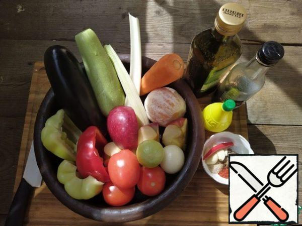 Urgently get a Sach (optional), prepare the ingredients: wash, clean from the seeds. It is desirable to keep the peel on everything except the orange (it will be tastier and the pieces will not break when cooking).