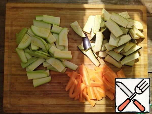 Coarsely cut vegetables: zucchini and eggplant plates 2-4 mm thick, carrots - 1-2 mm. It is refractory, it is better to cut it thinner than other vegetables.