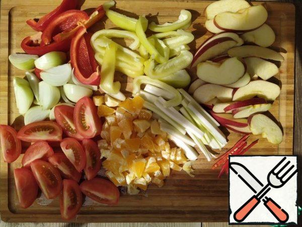 Cut the celery sticks lengthwise, onion large feathers (trying not to fall apart), Apple and sweet pepper slices. With tomatoes, too, do not mince, longitudinal quarters should be best. Divide the orange into slices and chop into cubes. Hot red pepper can be left whole, but then the surprise will fall to someone alone.