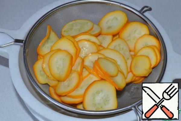 When the vegetables give juice, wash the zucchini in cold water and squeeze.
Squeeze the carrots, too.
Combine vegetables.