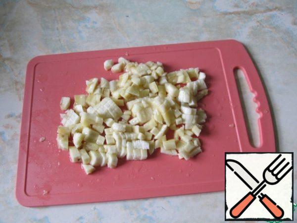 Cut the bananas into small cubes.