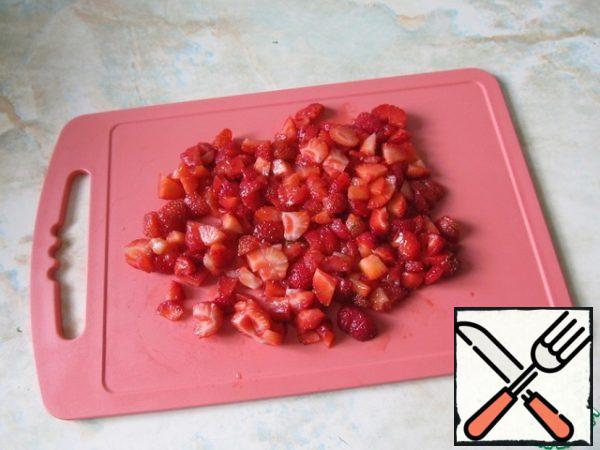 Cut the strawberries into small cubes. 3 beautiful strawberries to leave for decoration.