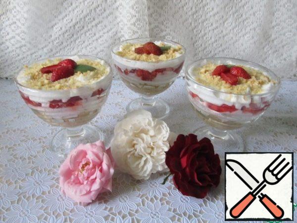Sprinkle the chilled dessert with cookie crumbs and garnish with strawberries and lemon balm.

Bon Appetit!