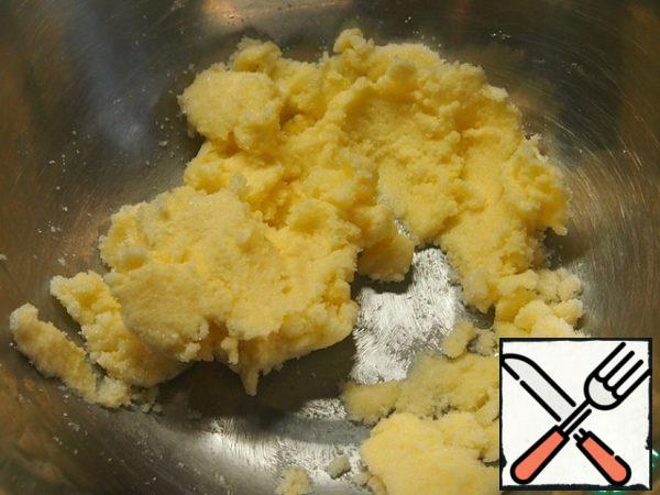 Cover the form with a diameter of 27 cm with baking paper, so that the paper does not clump, moisten it in hot water and squeeze, the paper will become obedient, this procedure will not affect the quality of the cake in any way.
RUB the softened butter with half the sugar.