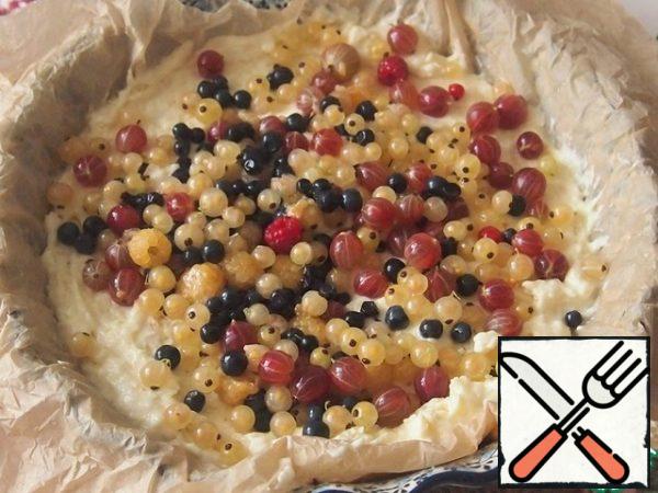 Put half of the dough in the form, spread half of the berries on the dough.