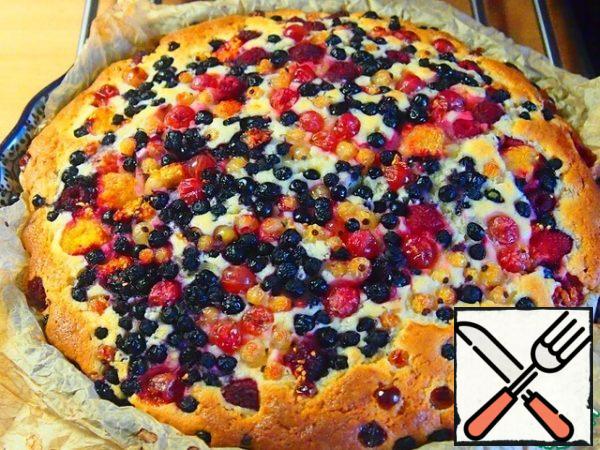 Spread the rest of the berries on top, leave a little for decoration. Bake the cake in a preheated oven at 180 degrees for about 45 minutes. Then reduce the temperature to 160 degrees and bake until ready.