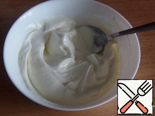 Mix sour cream with powdered sugar, focus on your taste.