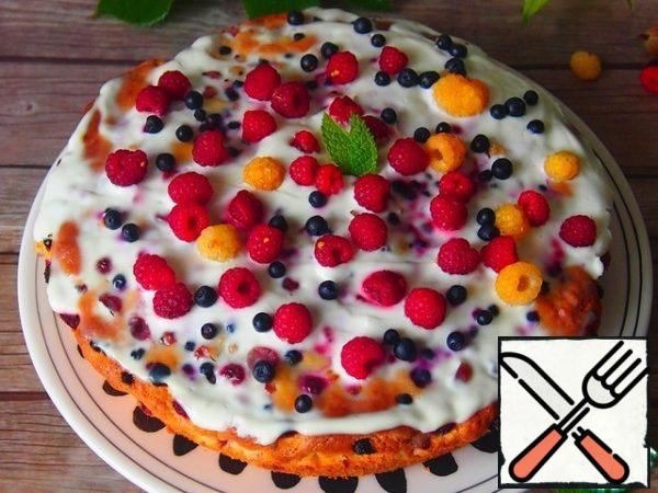 Remove the finished cake from the oven, put a layer of sour cream on top of the hot cake and spread out the remaining berries.