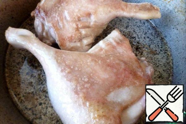 Season the duck legs with salt and quickly fry until Golden brown.
The weight of two hams is approximately 600-700 g