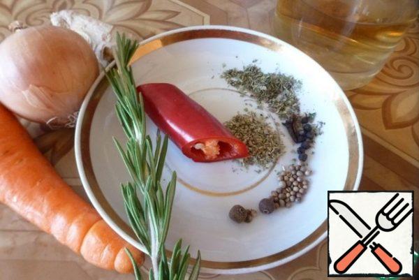 To prepare the spices and herbs. Onion, carrot cut into cubes, chili rings. Cut a piece of ginger into 2-3 parts. Wash the rosemary. If there is fresh thyme, it is better to put it, I have dry.
Allspice, cloves, coriander, juniper mash.