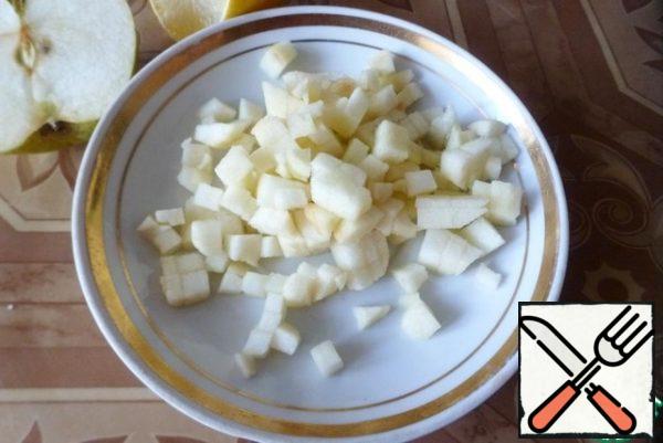A small sweet and sour Apple peel and cut into small cubes, sprinkle with lemon juice.