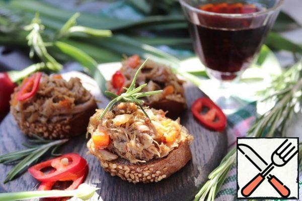 Put the duck rillettes in a convenient form, seal it, and when it cools down, put it in the refrigerator. It is better to let the rillettes ripen in the refrigerator for 1-2 days before trying.
To serve, put the rillettes on toasted baguette slices.

