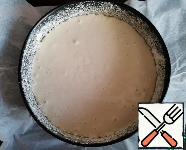 Pour the curd mixture into a form d=18-20 cm, greased with oil and sprinkled with oatmeal. (I also covered the bottom with baking paper, so it's easier to take out the curds and casseroles) Place in a preheated 180° oven for 15-20 minutes.
