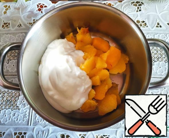 5 minutes before the above time, beat 4 tablespoons of sour cream and peach with a blender.