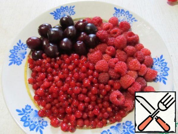 For kissel, take any red berries. I have red currants, raspberries and cherries. Wash the berries and remove the seeds from the cherries.
Cook the berries in water with sugar for 5 minutes.