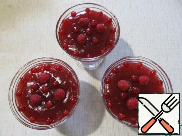 The jelly is very thick. And while it is not cold, you need to spread it on the cremans and decorate with fresh berries. Put the cold one in the refrigerator.
