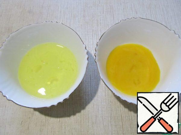 Prepare the sauce.
Separate the whites from the yolks.