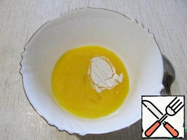 Mix the yolk with the starch.
