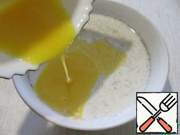 Heat the milk with vanilla sugar and pour the yolk into it.