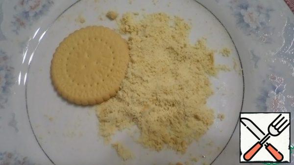 Cookies are crushed into crumbs, you can grate and sprinkle with bananas.