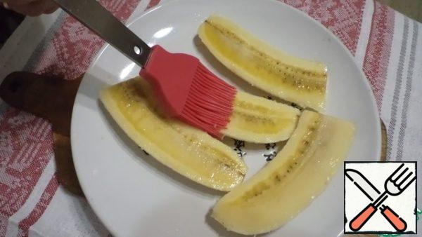 Peel the banana and cut it into pieces: first, cut in half crosswise, then lengthwise. Grease with lemon juice so that the bananas do not darken.