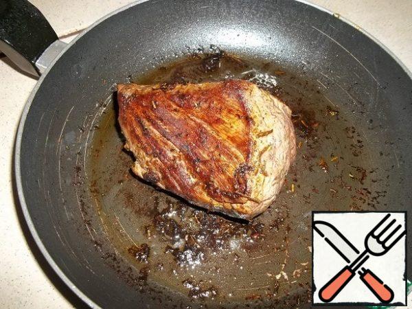 Then pour the lemon juice over the meat (2 tbsp), turning it over on all sides so that the meat is evenly soaked in the juice. Cook for about 5 more minutes, turning constantly to avoid burning. In total, cook the meat for 25 to 30 minutes, so that it is not raw inside or dry. This is the kind of meat you should get.