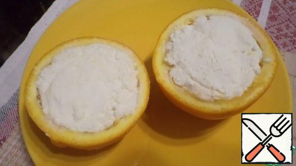 Mix cottage cheese with sour cream and condensed milk. You can add vanilla or orange or lemon zest.
Fill the orange cups alternating layers of cottage cheese and cookies.