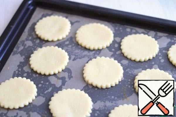 Place the sand blanks on a baking sheet covered with parchment or a silicone Mat. Send the baking sheet to the oven preheated to t200c for baking.