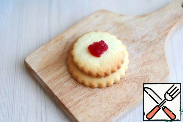 Put a medium-sized piece of sand on the jam.