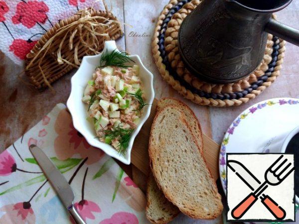 Serve. We take the snack out of the refrigerator, transfer part of the snack to a beautiful dish for serving on the table, which you will eat.