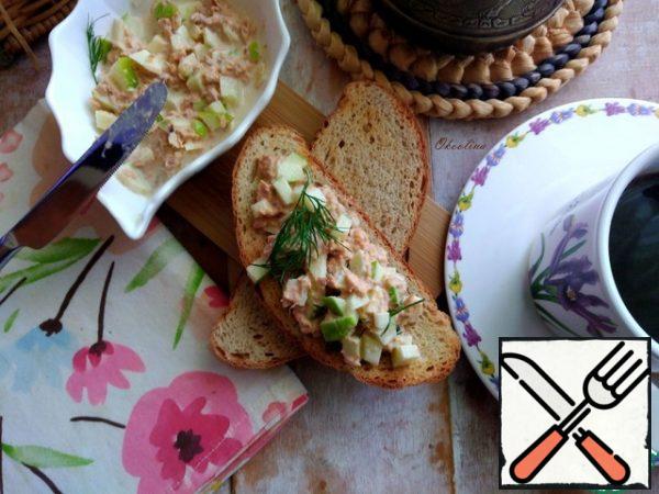 Today I use the appetizer as a spread on toast. I dried a couple of slices of oatmeal bread and put the appetizer on top. I made strong coffee with cinnamon in Turk. Just a pleasure!