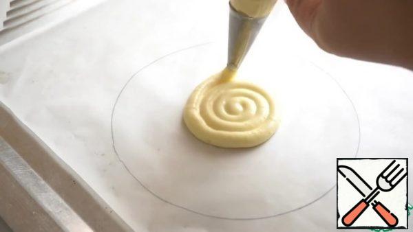 Place the dough in a pastry bag with a round nozzle. Cover the baking tray with parchment. Draw a circle 13 cm in diameter on the parchment. Squeeze the dough in a spiral circle. Draw 22x5 cm strips on parchment. Fill the strips with the dough.