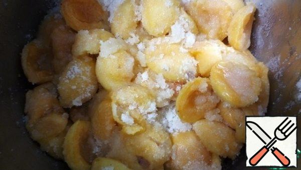 Combine sugar and gelatin in a dry form.
Separate the apricot from the seeds.
Combines a mixture of sugar and gelatin with apricots.
Leave to infuse for about 12-15 hours.