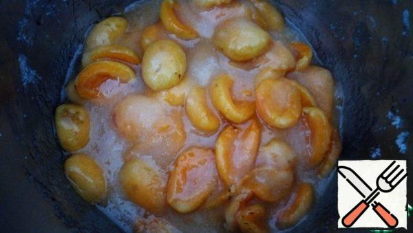 Apricots will give juice, before putting on the stove, you need to mix carefully.