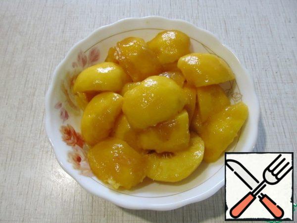 Peel the peaches and remove the seeds. Cut into large pieces.