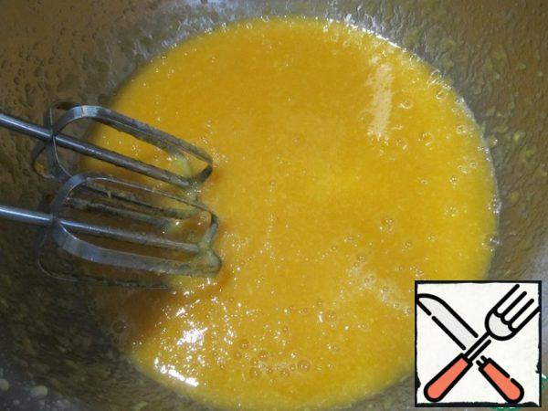 Put the peach puree in a metal dish. Add powdered sugar, vanilla sugar, and the juice of 1 lemon. Mix everything with a mixer.