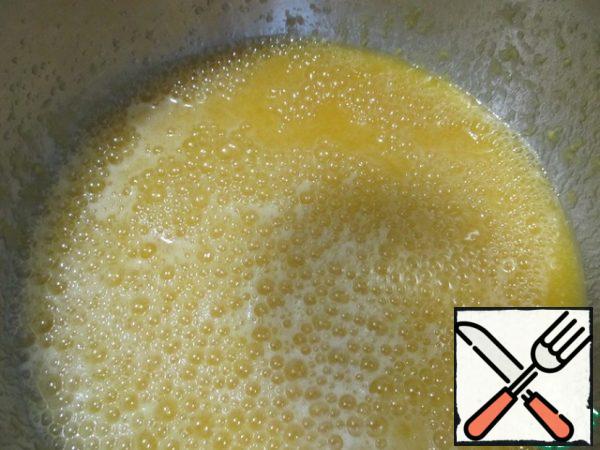 Pour in the champagne and stir.
Put in the freezer for 1 hour.