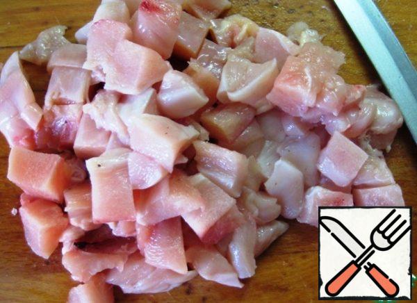 Cut the chicken fillet into small pieces and quickly fry in vegetable oil until Golden brown. Place in a deep baking dish. Season with salt and pepper.