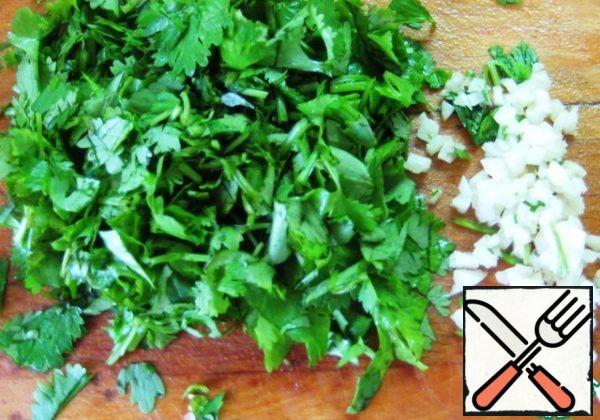 Chop the coriander and garlic and mix.