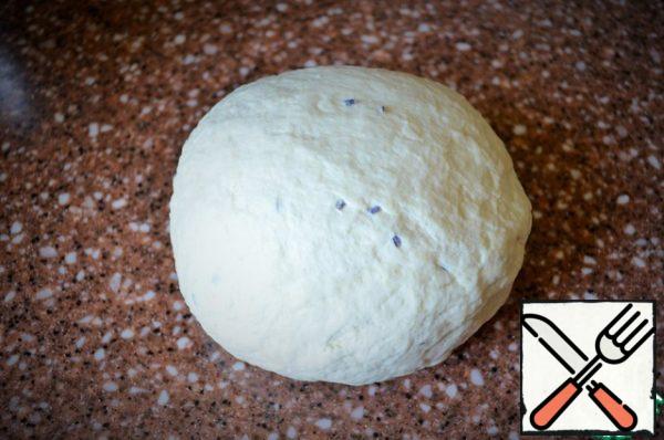 Add the sifted flour and yeast and mix.
Combine lavender with oil and mix in the dough.
