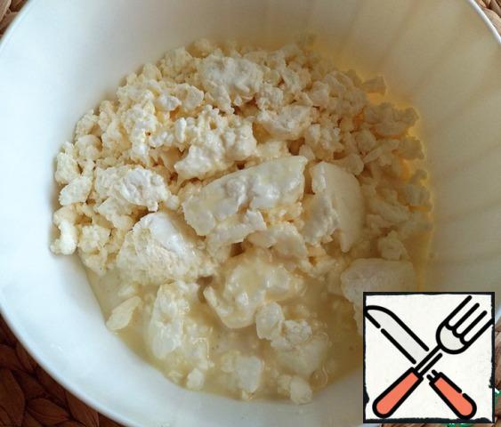Mash cottage cheese with a fork and add condensed milk.