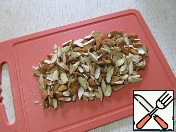 Cut the almonds into thin slices.