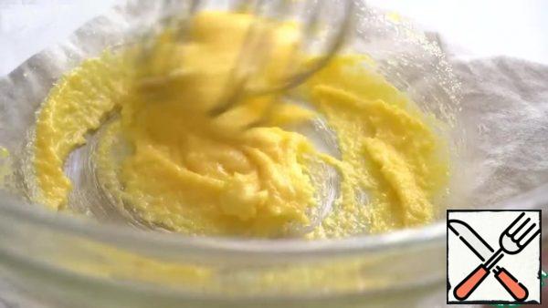 Place the egg yolk in a bowl and add the sugar. Mix well with a whisk.