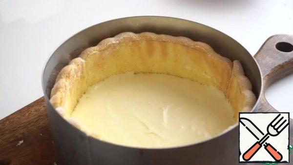 Put the white mousse mass on the sponge cake.
Put the form in the refrigerator for 15 minutes.