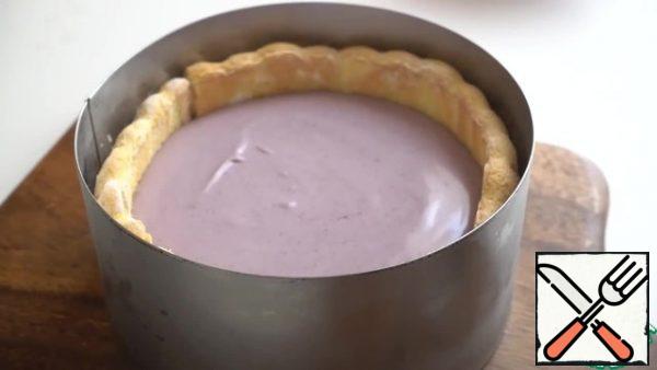 Remove the mold from the refrigerator and spread the darker-colored mousse evenly on top. Refrigerate for 15 minutes.
