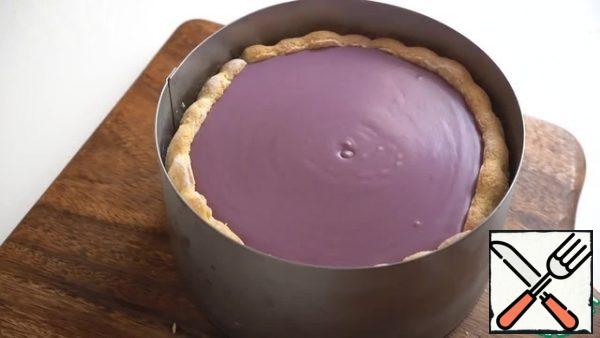 Remove the mold from the refrigerator and spread the darkest mousse evenly on top. Put in the refrigerator for 4 hours.