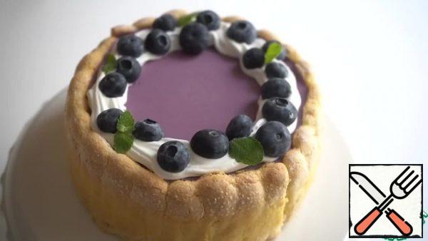 Put the blueberries on the cream. If desired, you can decorate the cake with mint leaves.