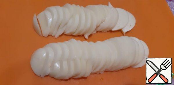 Cut the mozzarella into thin, small slices.